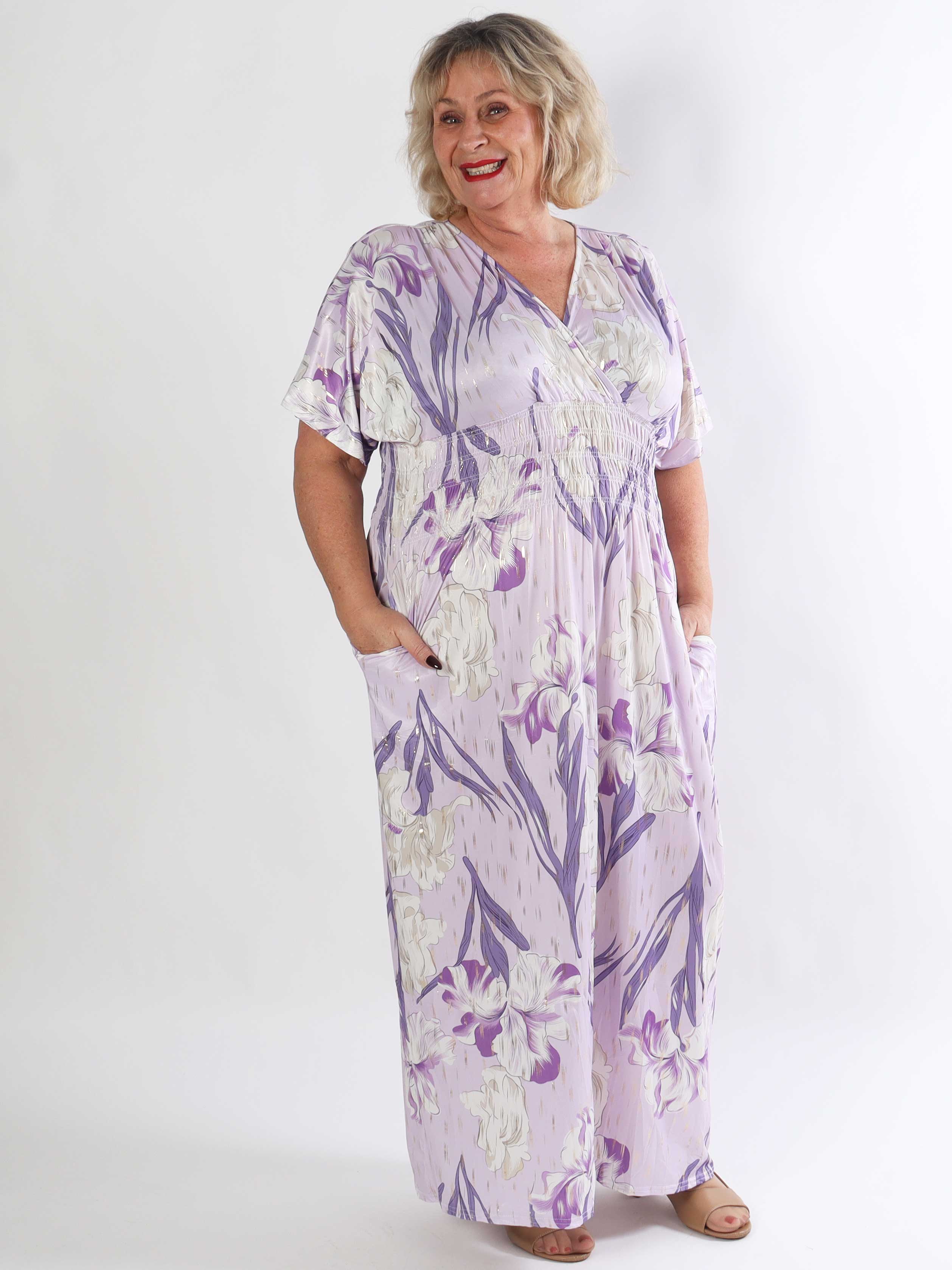 Pams Kvitka - Lang plus size blomstret kjole med guld detaljer og lommer